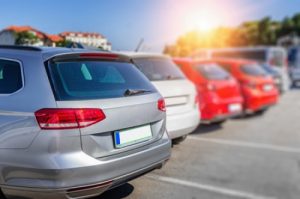 Les voitures ventouses sur un parking de bornes de recharge électrique