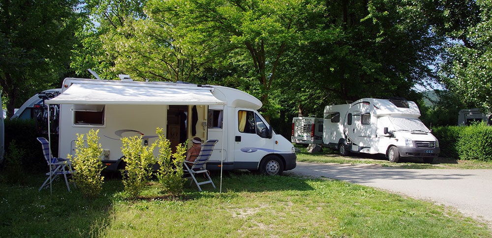 Un camping équipé de bornes de recharge pour véhicules électriques