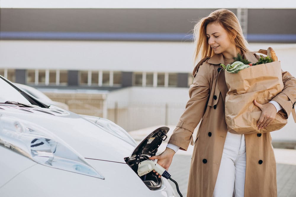 Recharger sa voiture électrique pendant ses courses grâce aux bornes de recharge de Time2plug