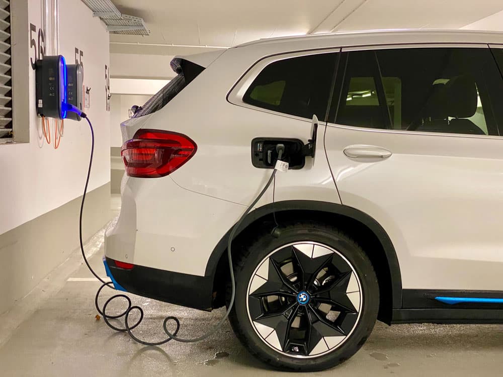 Un parking de copropriété équipé de bornes de recharge électrique