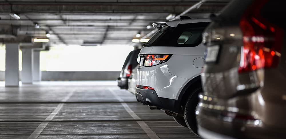 Un parking de copropriété équipé de bornes de recharge pour voitures électriques