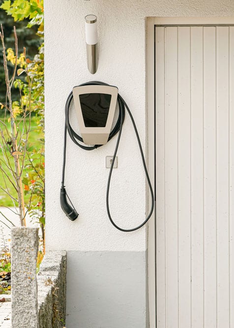 Une borne de recharge dans son garage pour voiture électrique