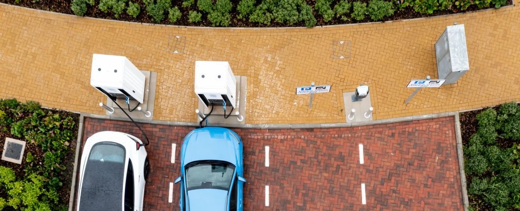 Vue de haut d'un parking avec borne de recharge d'une résidence