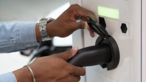 Homme qui recharge son véhicule électrique