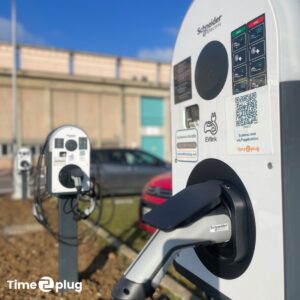 Borne de recharge Schneider Electric supervisée par Time2plug sur le parking d’un site industriel.