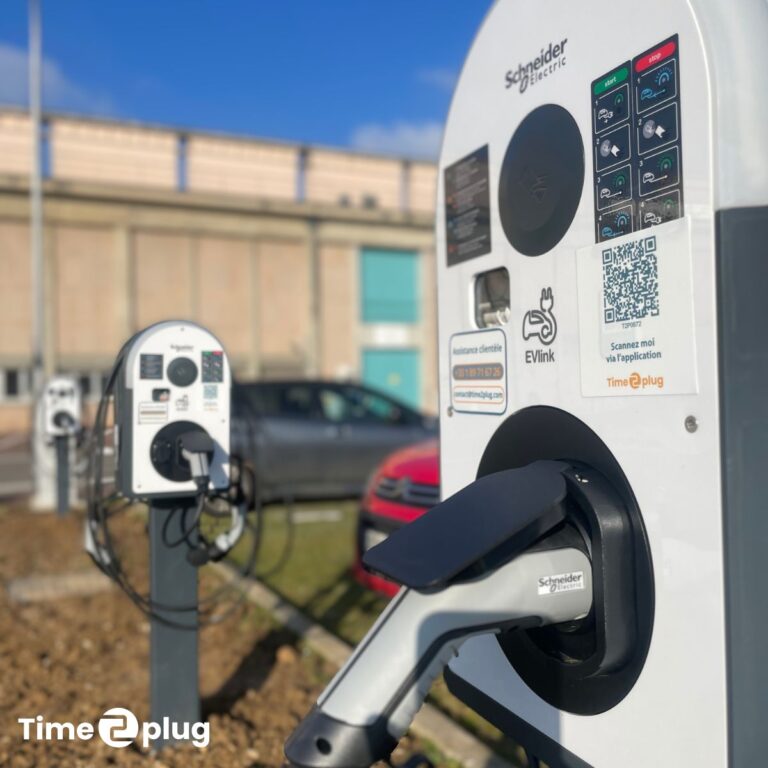 Borne de recharge Schneider Electric supervisée par Time2plug sur le parking d’un site industriel.